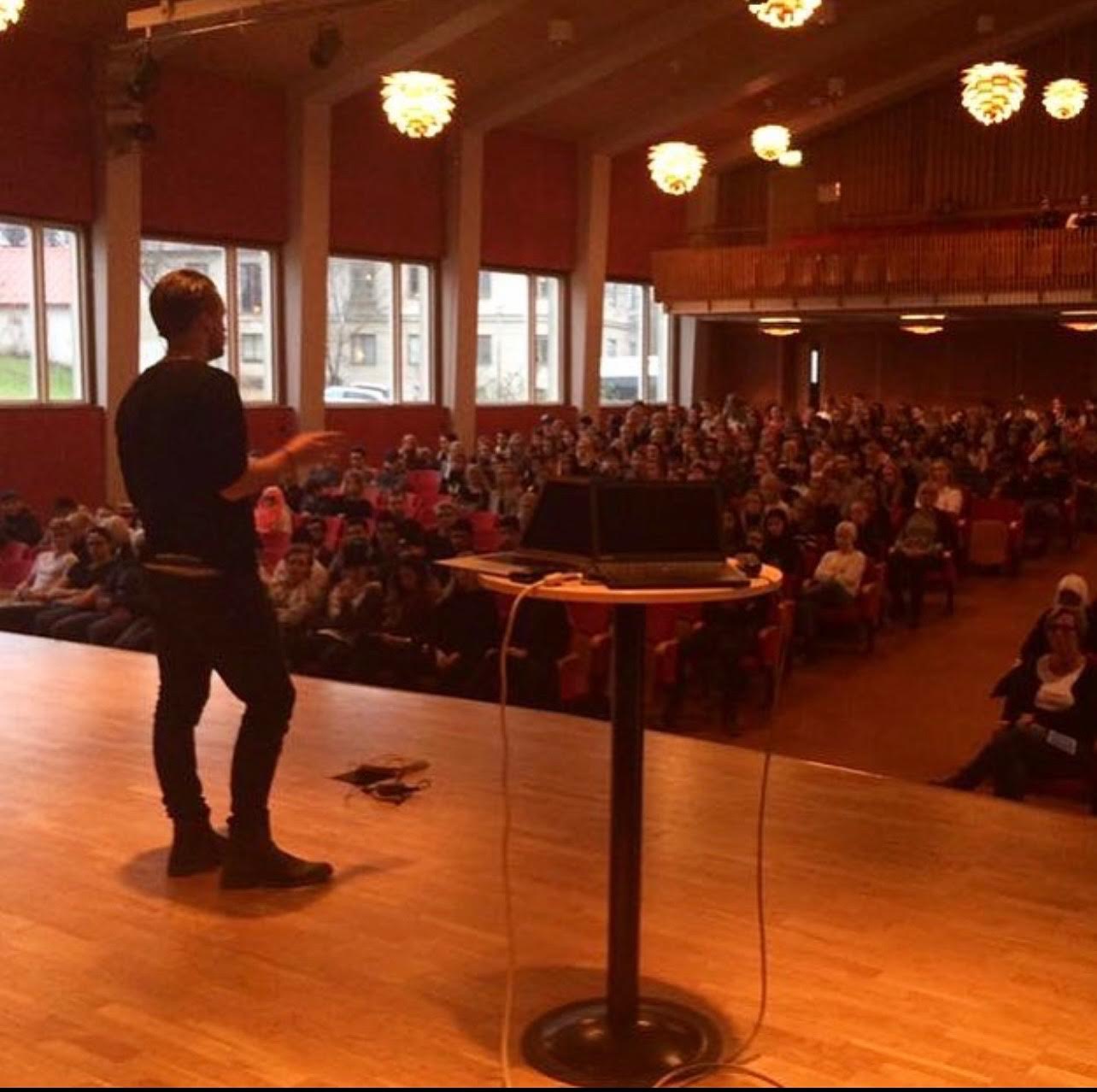 Nemo Hedén föreläser för en fullsatt aula